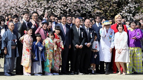 일본의 유명 연예인들이 ‘벚꽃을 보는 모임’에 참석해 아베 총리와 기념촬영을 하는 모습. 사진=일본 총리관저