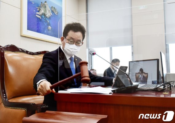 유기홍 국회 교육위원회 위원장이 1일 서울 여의도 국회 교육위원회 회의실에서 열린 한국방송통신대학교 설립 및 운영에 관한 법률안에 대한 공청회를 주재하고 있다. 2020.12.1/뉴스1 © News1 성동훈 기자
