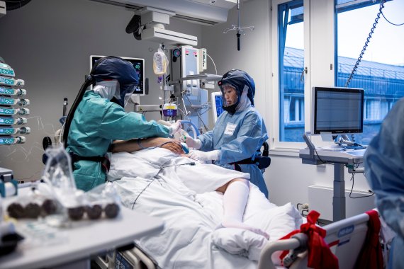 지난해 11월27일(현지시간) 노르웨이 오슬로대학병원에서 간호사들이 중환자실 환자를 돌보고 있다.로이터뉴스1