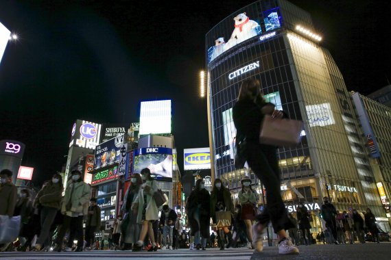 지난 1일 일본 도쿄의 번화가인 시부야. 행인들이 코로나19 감염을 우려해 마스크를 쓰고 있다. AP뉴시스