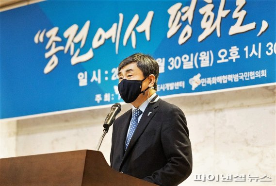 제주국제자유도시개발센터(JDC)와 민족화해협력범국민협의회가 공동 주최한 '제주 평화심포지엄'에서 이종걸 민화협 대표상임의장이 인사말을 하고 있다.