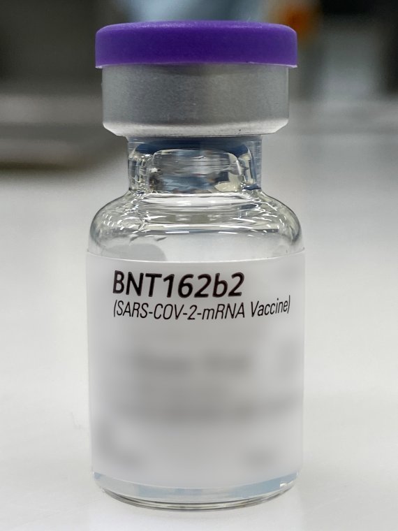 1일(현지시간) 화이자의 벨기에 본부에서 촬영된 코로나19 백신 'BNT162b2'.AP뉴시스