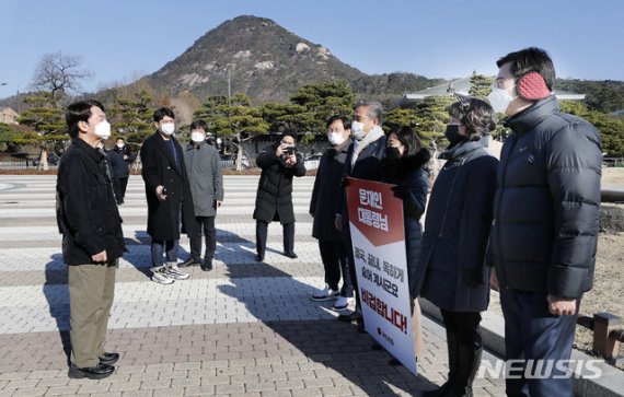 안철수 국민의당 대표가 지난 1일 청와대 분수대 앞에서 릴레이 1인 시위를 하고 있는 국민의힘 강민국(오른쪽부터), 이영, 황보승희, 박진, 김형동 의원을 격려하고 있다.