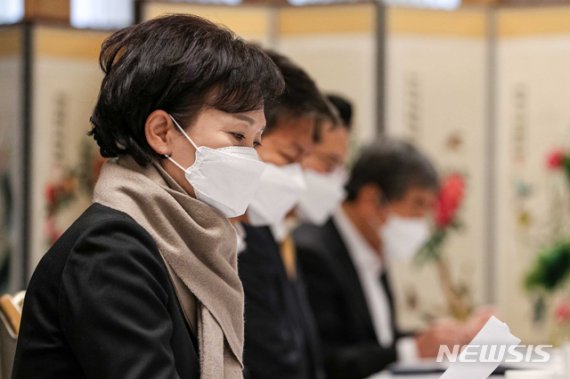 김현미 국토교통부 장관이 2일 정부서울청사 국무위원식당에서 열린 제11차 부동산시장 점검 관계장관회의에 참석해 홍남기 부총리의 발언을 경청하고 있다. 사진=뉴시스