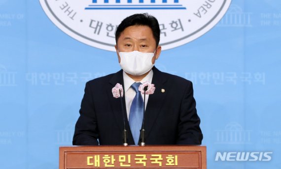 최인호 더불어민주당 수석대변인이 6일 오후 서울 여의도 국회 소통관에서 고위당정협의회 결과 브리핑을 하고 있다.