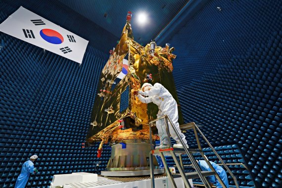 다목적 인공위성 '천리안 2B'의 전자파 실험 장면이 28일 네이처가 한국의 연구 성과와 제도를 설명하는 특집 기사 표지로 쓰였다 (항공우주연구원 홈페이지) 2020.05.28/ 뉴스1