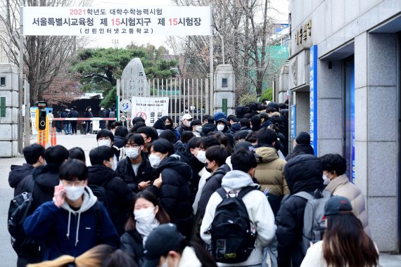 수능 예비소집일, 줄지어 기다리는 수험생들