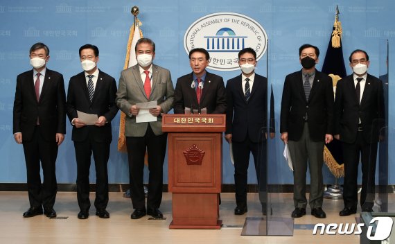 (서울=뉴스1) 신웅수 기자 = 국회 외교통일위원회 소속 국민의힘, 국민의당 의원들이 2일 서울 여의도 국회 소통관에서 대북전단지살포금지법과 관련해 기자회견을 하고 있다. 이들은 외교통일위원회 여당 의원들이 대북전단 살포 금지법을 단독으로 처리한 것에 대해 /사진=뉴스1화상