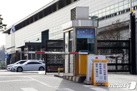 지난해 12월 2일 오후 서울 구로구 서울남부구치소 앞에 체온 측정 안내문이 설치돼 있는 모습. 사진=뉴스1