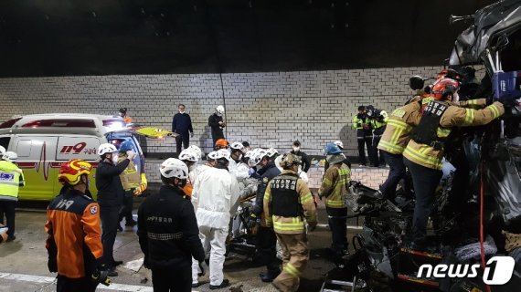 2일 오전 11시51분쯤 경남 창원시 의창구 북면 남해고속도로 창원1터널 부산-순천 방향 0.3km 지점에서 차량 6중 추돌사고가 발생해 부상자를 후송하고 있다. 사진제공 창원소방본부.© 뉴스1