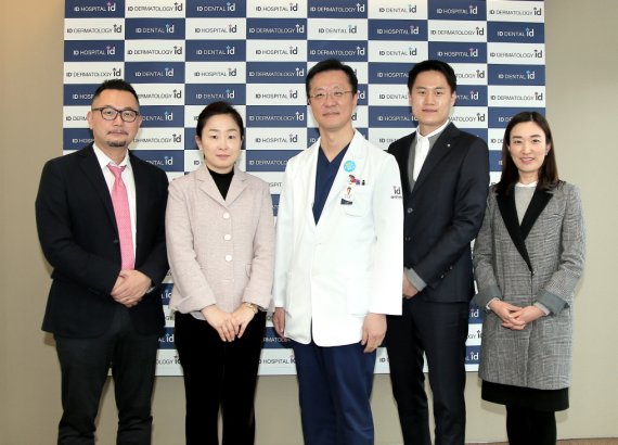 아이디병원 박상훈 대표원장(왼쪽 세번째)이 2020년 아시아 울쎄라 정품·정량사용 및 최다시술 병원상을 수상한 후 기념촬영을 하고 있다.