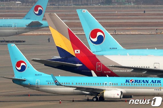 인천국제공항 주기장에 대한항공과 아시아나항공 여객기. /사진=뉴스1