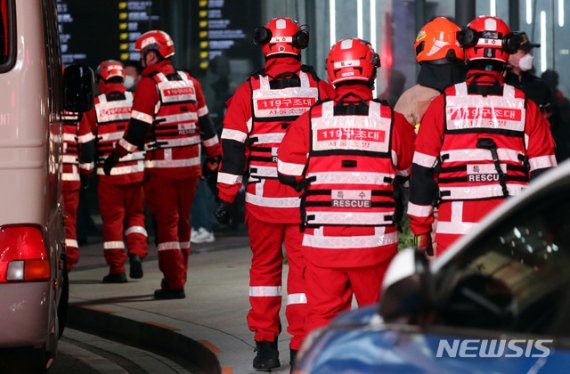 아셈타워에 폭발물이 설치돼 있다는 신고가 들어온 지난달 서울 강남구 아셈타워 인근에서 119 특수구조대원들이 투입되고 있다. / 사진=뉴시스