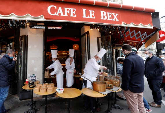 지난해 12월2일(현지시간) 프랑스 파리의 한 카페에서 유명 셰프들이 업소 밖에서 손님들에게 서비스를 제공하고 있다.로이터뉴스1