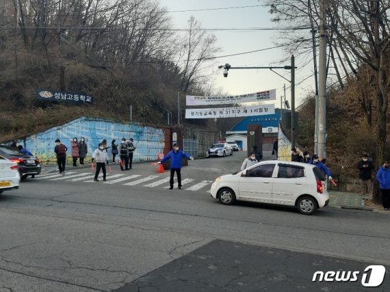 2일 수능이 치러지는 가운데 성남고교 정문 일대 수험생들이 들어서고 있다.© 뉴스1 유재규 기자