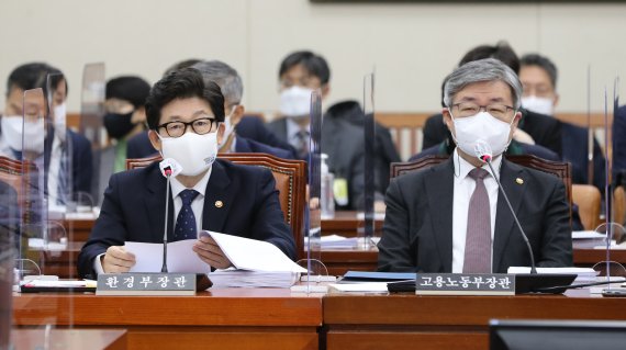 조명래 환경부장관과 이재갑 고용노동부장관이 3일 오전 서울 여의도 국회에서 열린 환경노동위원회 전체회의에 출석해 자리하고 있다. 사진=서동일 기자