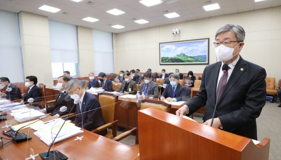 이재갑 고용노동부장관이 3일 오전 서울 여의도 국회에서 열린 환경노동위원회 전체회의에서 법률안 의결에 대한 정부 측 인사말을 하고 있다. 사진=서동일 기자