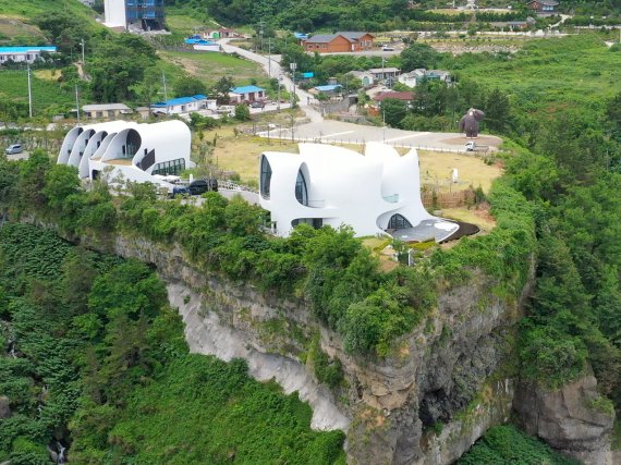 코스모스 리조트, 호텔 카푸치노와 울릉도 알린다