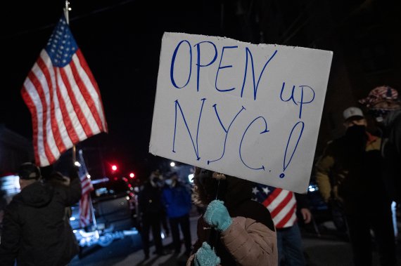 미국 뉴욕에서 코로나19 봉쇄에 반대하는 시민들이 집회에 참가해 항의 피켓을 들고 있다.<div id='ad_body3' class='mbad_bottom' ></div> /사진=로이터뉴스1