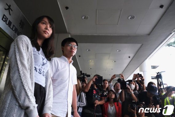 홍콩 민주화 운동가 조슈아 웡과 아그네스 차우가 법정에 들어서고 있다. @로이터=뉴스1
