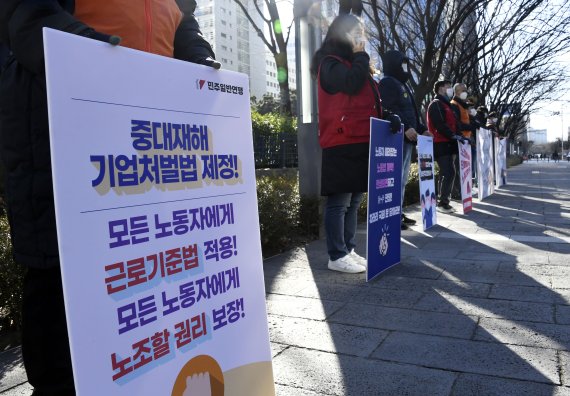 민주노총은 3일 서울 여의도 한국거래소 앞에서 중대재해기업처벌법 제정과 노동법 개악 저지를 위한 시위를 하고 있다. 9인 이하의 인원으로 서울시 전역에서 분산 시위를 벌였다. 사진=박범준 기자