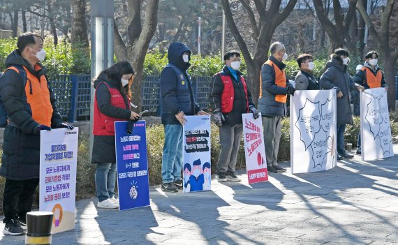 민주노총은 지난해 12월 서울 여의도 한국거래소 앞에서 중대재해기업처벌법 제정과 노동법 개악 저지를 위한 시위를 하고 있다. 이들은 서울 여의도 곳곳에서 분산 집회를 열었다. 사진=박범준 기자