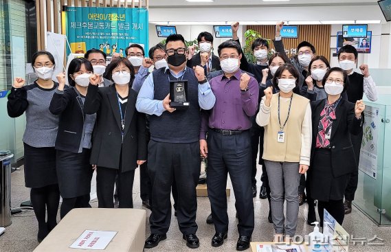 보이스피싱을 네 차례나 막아 한국사회복지협의회로부터 '시민영웅상'을 받은 농협은행 서귀포시지부 청원경찰 이승택씨(가운데).