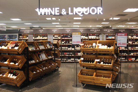[대구=뉴시스]김정화 기자 = 이마트 칠성점이 19년 만에 새 옷을 입고 대구지역 소비자들에게 첫선을 보인다. 사진은 주류매장 전경. (사진 = 이마트 제공) 2020.12.03. photo@newsis.com