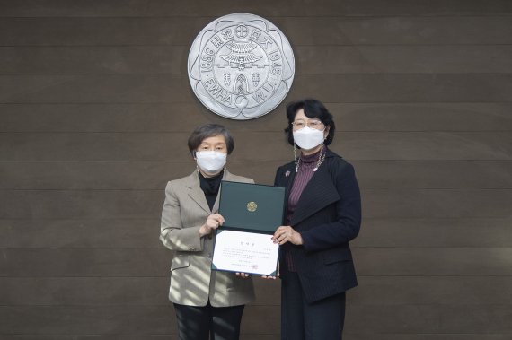 이주영 남촌재단 고문(오른쪽)과 김혜숙 이대 총장이 기념촬영을 하고 있다. 이화여대 제공