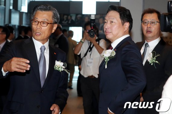 최태원 SK그룹 회장(가운데)과 최재원 수석부회장(오른쪽), 조대식 SK수펙스추구협의회 의장(사진 왼족)이 지난 2018년 8월 서울 광장동 워커힐호텔에서 열린 고 최종현 선대회장의 20주기 추모식에서 대화하고 있다.2018.8.24/뉴스1 © News1 이광호 기자