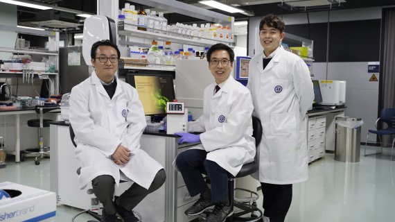 IBS 나노의학 연구단 천진우(가운데) 연구단장과 이재현(왼쪽)연구위원, 정지용 연구원이 나노물질을 이용해 코로나19를 정확히 검출하는 '나노 PCR'을 개발했다. IBS 제공