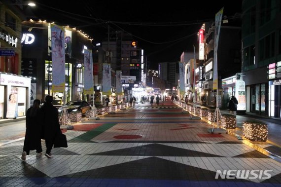 2021학년도 대학수학능력시험이 끝난 3일 오후 서울 마포구 홍대거리가 한산한 모습이다.