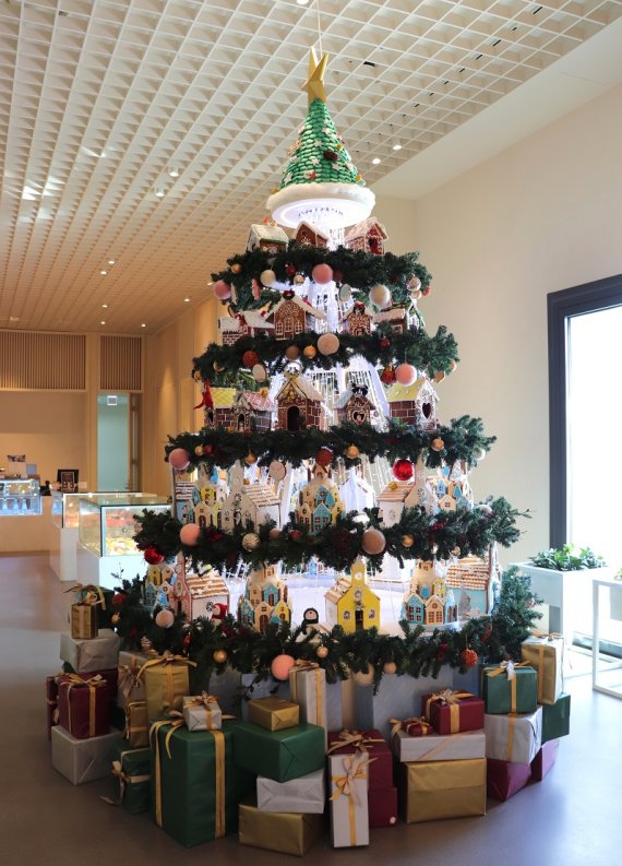 아난티 힐튼 부산이 이번 크리스마스 시즌을 맞아 선보이는 로운 형태의 이색 트리./제공=아난티 힐튼 부산