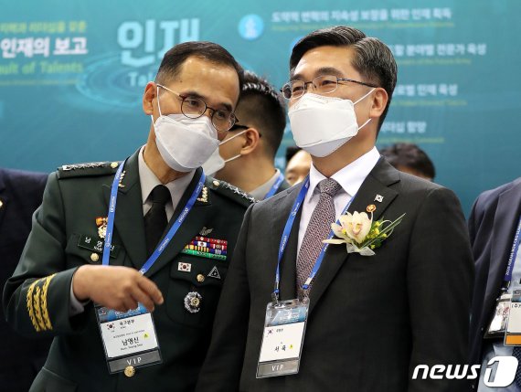 서욱 국방부 장관과 남영신 육군참모총장이 18일 경기도 고양시 일산 킨텍스에서 열린 2020 대한민국 방위산업전(Defense & Security Expo Korea 2020)에서 전시를 둘러보던 중 대화를 나누고 있다. 육사 41기 출신 서 장관과 학군 23기 출신으로 사상 최초 비육사 출신 육참총장인 남영신 총장은 각각 '안정'과 '개혁'의 상징으로 여겨진다. 2020.11.18/뉴스1 © News1 박지혜 기자