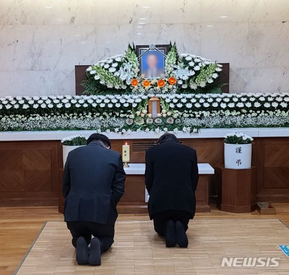 이낙연 더불어민주당 대표가 지난 4일 고인이 된 이경호 당대표실 부실장의 빈소를 찾아 조문하고 있다. 사진=뉴시스