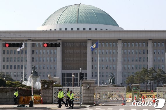 현재 국회는 이용우, 김병욱, 양경숙 의원이 각각 대표 발의한 가상자산 관련법안을 심사 중이다. /사진=뉴스1