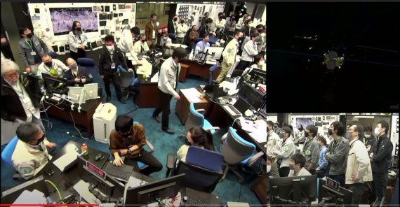일본 항공우주개발기구 직원들이 하야부사2의 캡슐 낙하를 지켜보고 있다. 일본 항공우자개발기구 유튜브 캡쳐