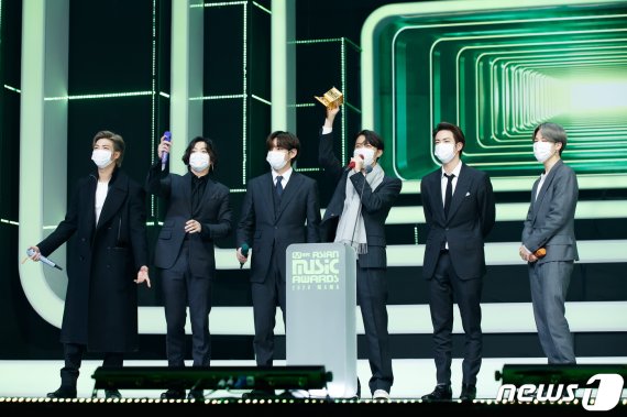 그룹 방탄소년단이 지난 6일 오후 경기 파주 콘텐츠월드에서 비대면으로 열린 2020 엠넷 아시안 뮤직 어워즈(MAMA)에서 올해의 아티스트상 수상 소감을 말하고 있다.