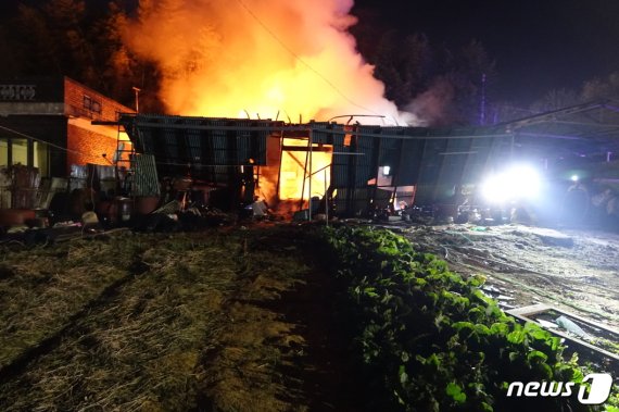 충남 부여군 남면의 한 단독주택에서 불이나 1명이 중상을 입고 소방서 추산 1500만원의 재산피해가 났다.(부여소방서 제공)© 뉴스1