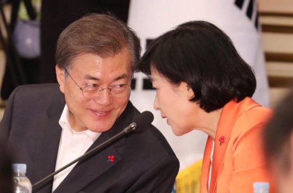 문재인 대통령(왼쪽)과 추미애 법무부 장관. 진혜원 검사 페이스북 캡쳐