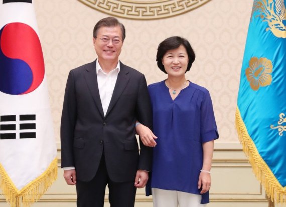 문재인 대통령(왼쪽)과 추미애 법무부 장관. 진혜원 검사 페이스북 캡쳐