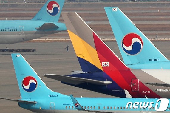 인천국제공항 주기장에 대한항공과 아시아나항공 여객기가 이륙준비를 하고 있다. /사진=뉴스1