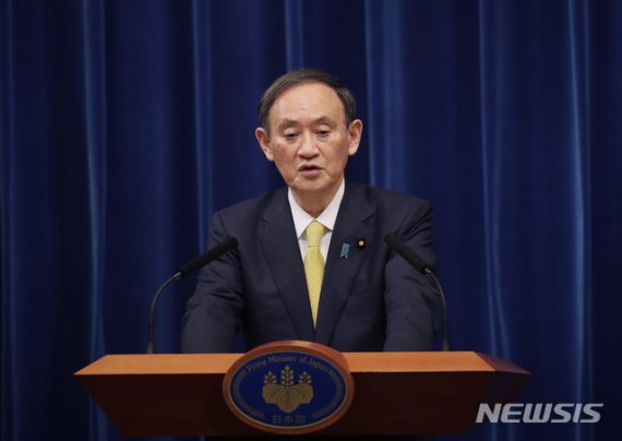 [도쿄=AP/뉴시스]스가 요시히데 일본 총리가 4일 일본 도쿄에서 기자회견하고 있다. 2020.12.04.