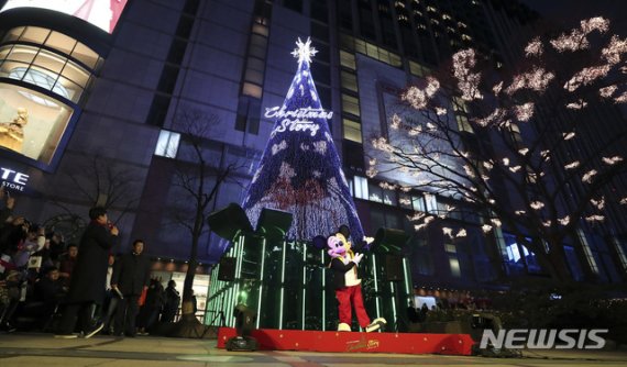 [서울=뉴시스] 최진석 기자 = 서울 중구 롯데백화점 본점 앞에 크리스마스 트리가 전시돼 있다. 2018.11.28. myjs@newsis.com 이 사진은 기사 내용과 직접적 관련 없음