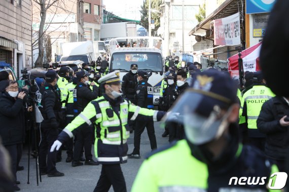 경찰, 화염병 던지며 명도집행 반발한 사랑제일교회 신도 3명 구속 송치