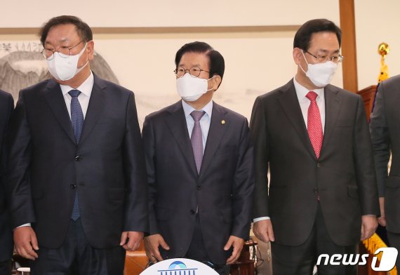 박병석 국회의장과 김태년, 주호영 여야 원내대표가 7일 오전 서울 여의도 국회 의장실에서 열린 정례회동에서 기념촬영을 마치고 자리로 이동하고 있다. 2020.12.7/뉴스1 © News1 성동훈 기자