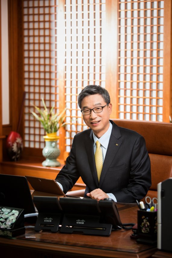 "싱가포르 지점 설립땐 亞금융벨트 완성… 글로벌 경쟁력 확대" [금융리더에게 듣는다]