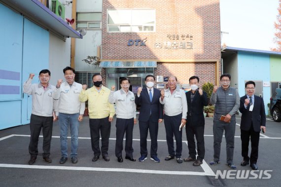 [창원=뉴시스] 강경국 기자 = 허성무 경남 창원시장이 7일 중소벤처기업부 소재·부품·장비 강소기업 100에 선정된 ㈜대호테크(의창구 팔룡동)를 방문해 정영화 대표이사를 비롯한 임원진들과 간담회를 갖고 있다. (사진=창원시청 제공). 2020.12.07.photo@newsis.com