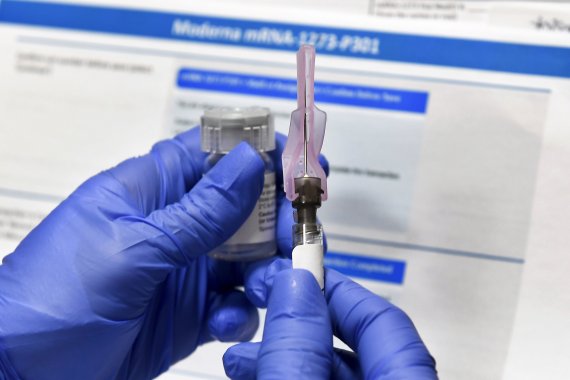 21일(현지시간) 미국에서 접종이 개시되는 미국 모더나의 코로나19 백신. AP뉴시스