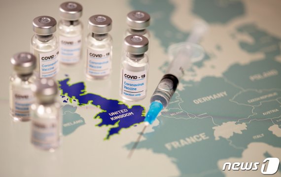 8일 영국은 대규모 코로나19 백신 접종을 시작한다. 사진=뉴스1·로이터.